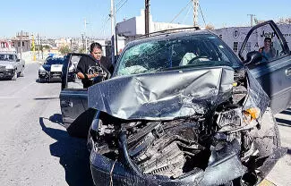 El accidente dejó severas pérdidas materiales en las dos unidades involucradas