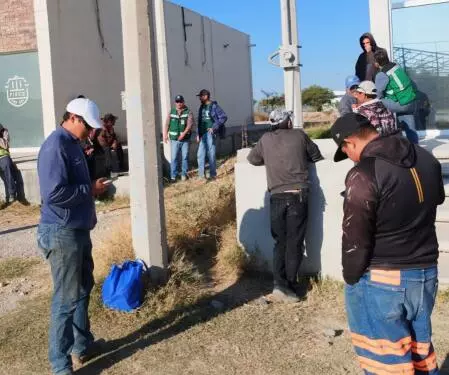 Mencionó que en esta solicitud se establece que falta el pago de los aguinaldos y que ademas habían presentado problemas para que les hiciera su pago semanal