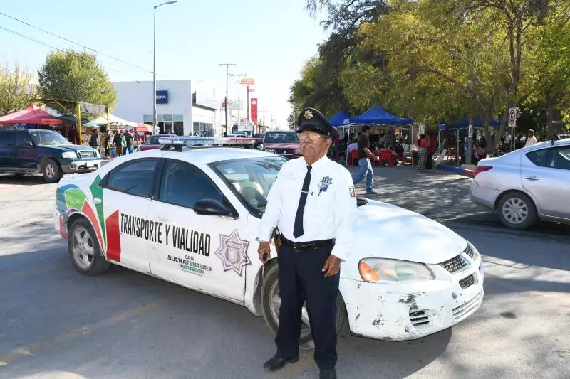 Con una carrera que inició en 1990, Don Agapito suma alrededor de 35 años de servicio público, desempeñándose como agente de tránsito en distintos municipios de la región