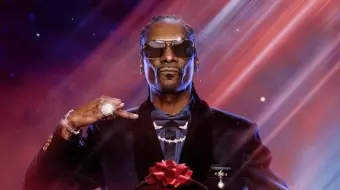 En el intermedio del partido entre los Minnesota Vikings y los Detroit Lions, el rapero ofrecerá una actuación navideña con invitados especiales, incluyendo voces de Las Guerreras K-Pop y la estrella country Lainey Wilson