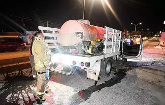 Un conato de incendio en el acumulamiento de materiales de un predio en demolición provocó la movilización de los cuerpos de bomberos.