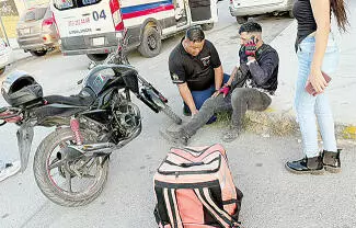 Un repartidor de comida rápida terminó tendido sobre el asfalto luego de ser embestido por el conductor de un automóvil Ford Focus, color blanco.