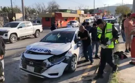 El percance movilizó a elementos de Seguridad Pública, agentes de Tránsito y paramédicos de la Cruz Roja, quienes acudieron de inmediato al lugar de los hechos para atender la emergencia.