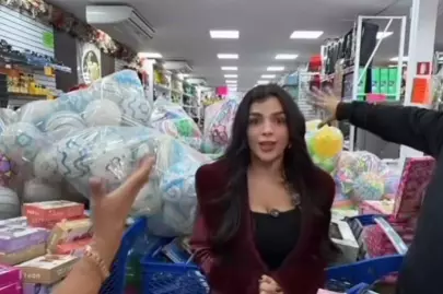 Karely Ruiz regaló juguetes a niños en Monterrey; pese a su noble gesto, usuarios criticaron su actitud, pero ella defendió que lo hizo de corazón