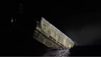 En el metraje se escuchó parte de la madera de la embarcación mientras crujía previo a romperse para caer en el fondo del agujero en la tierra