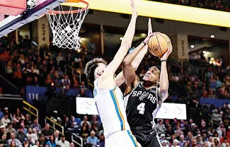De’Aaron Fox anotó 29 puntos, y los Spurs de San Antonio doblegaron el jueves 117-102 al Thunder de Oklahoma City para conseguir su tercera victoria.