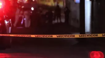 La madre le reclamaba con gritos a su esposo mientras abrazaba el cuerpo de su hijo