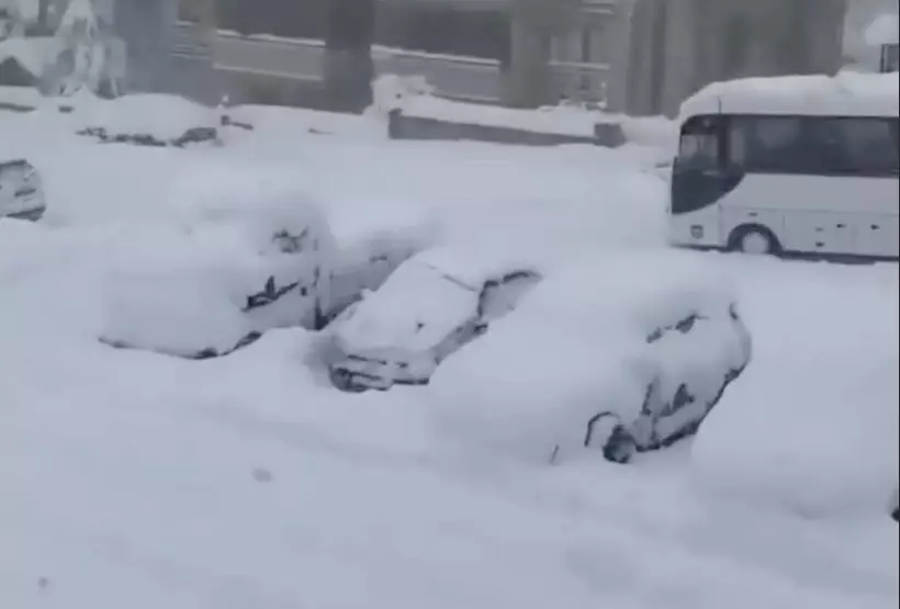 Una copiosa nevada cubrió la ciudad turca durante horas, dejando calles intransitables y con medio metro de nieve. Las rachas de viento arremetieron con fuerza, colapsando el tráfico y obligando a detener la actividad en escuelas y otros servicios esenciales. 