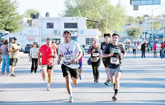 Reúne a más de 200 corredores, trotadores y caminantes que recorrerán los quince kilómetros de distancia