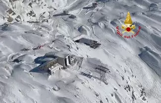 Una cabina no se detuvo en el punto previsto y chocó contra la barrera de la estación de llegada