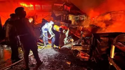 Sesenta puestos del céntrico Mercado Medina en San Pedro Sula, Honduras, fueron arrasados por las llamas provocadas por el incendio 