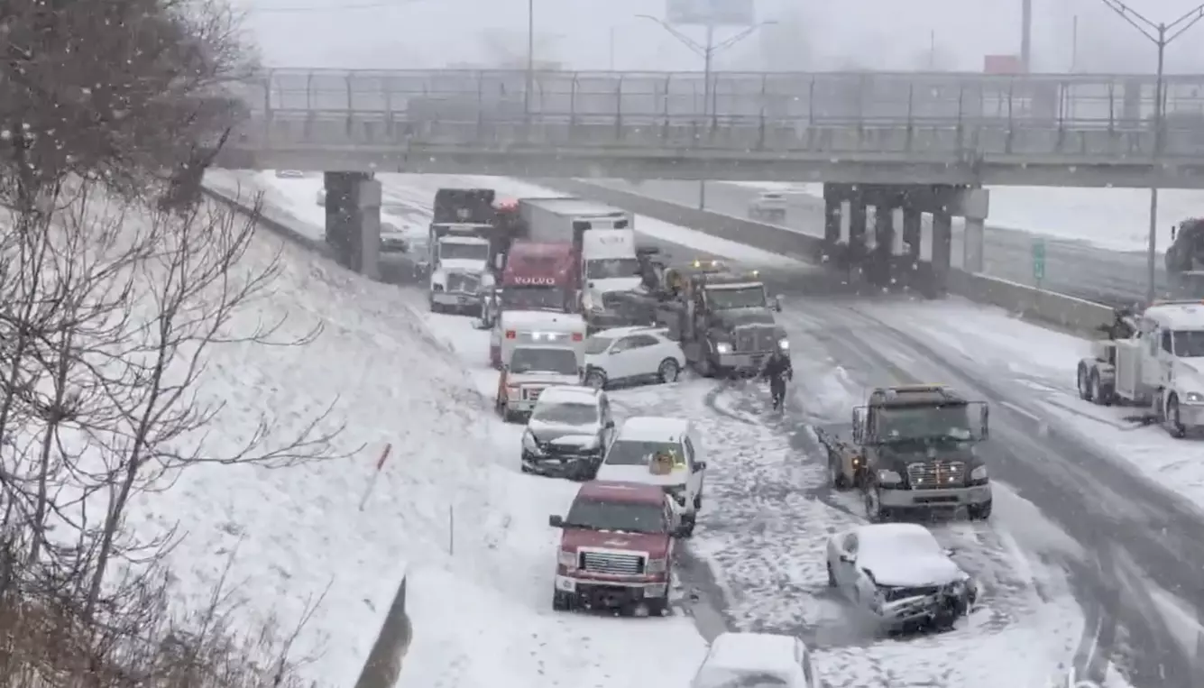 Más de 40 vehículos se vieron involucrados en un accidente en la autopista I-75 tras una intensa ráfaga de nieve que redujo la visibilidad. 