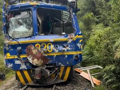 Dos trenes  de las empresas PeruRail e Inca Rail que se dirigían a Machu Picchu, Perú, chocaron, al menos 15 personas resultaron heridas. 