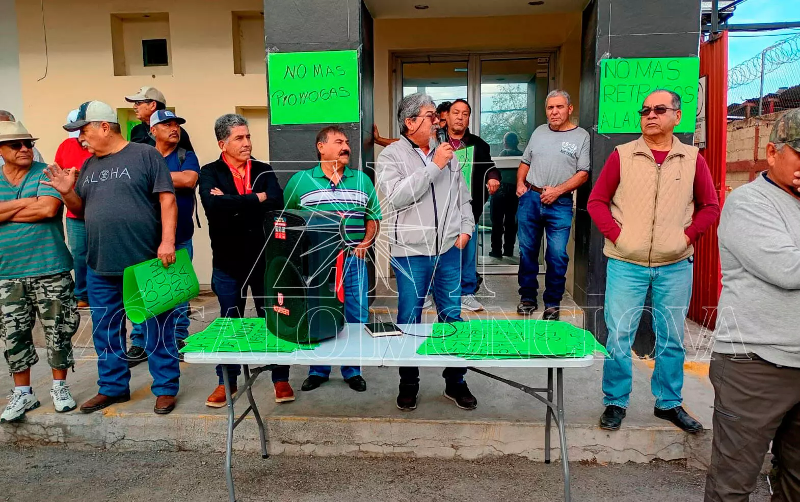 Los trabajadores advirtieron que mantendrán el bloqueo y no descartan la toma de otros edificios.