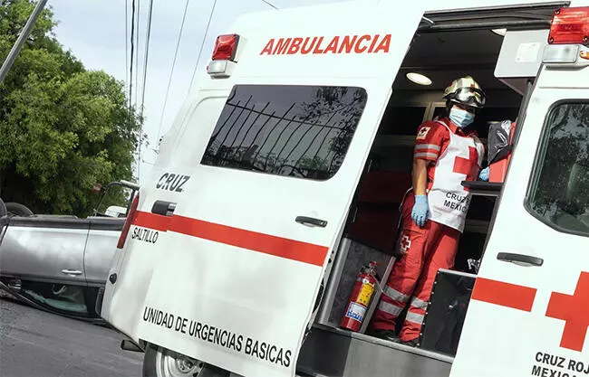 Cuerpos de emergencia auxilian a mujer de 57 años que atentó contra su vida en Saltillo