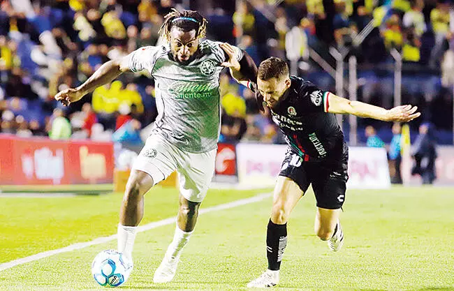 Una temprana expulsión comprometió más el pobre desempeño de las Águilas, que ayer sumó su primera derrota del torneo al tropezar ante San Luis�