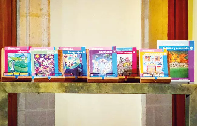 Siguen con amparo contra libros de texto