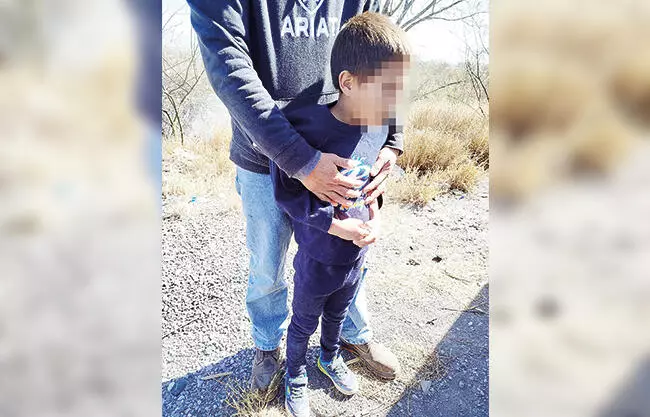 Un pequeño de aproximadamente siete años de edad, fue localizado deambulando solo sobre el puente Los Cuates.