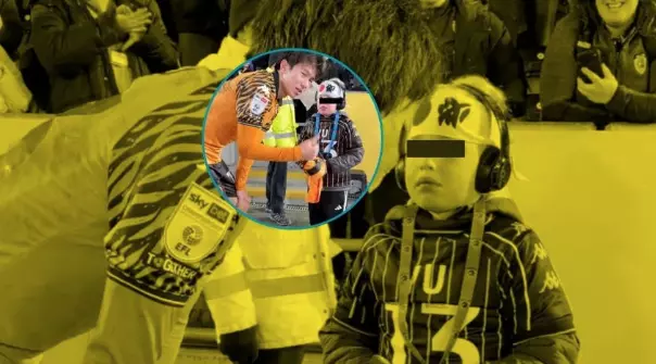 Cuando el delantero llegó con el niño identificado como Ronnie, llevaba lista una playera del Hull City Association Football Club para dársela dire