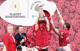 Fernando Mendoza lanzó tres pases de touchdown, la defensa de Indiana dominó completamente a Alabama, y los Hoosiers, primeros sembrados, avanzaron el jueves a las semifinales