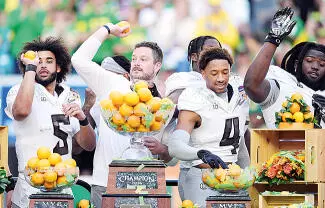La primera acción que realizó el quarterback de Oregon, Dante Moore, después de ganar el Orange Bowl fue saludar a los miles de fanáticos que hicieron el viaje a través del país hasta el sur de Florida.