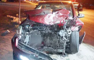 El percance dejó como saldo a una familia lesionada y cuantiosos daños materiales