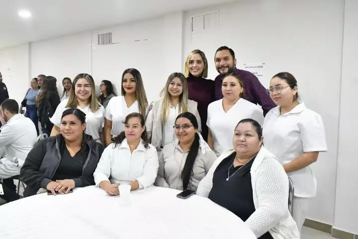 El alcalde Carlos Villarreal Pérez reconoció el trabajo del personal médico y administrativo del hospital, deseándoles un 2026 lleno de salud y be