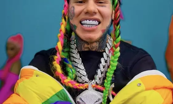 Durante el video, Tekashi 6ix9ine mencionó de manera irónica a varias figuras con las que, según dijo, compartirá encierro, entre ellas Nicolás Maduro, el productor musical P. Diddy y Luigi Mangione