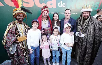 Junto a su esposa, Paola Rodríguez y sus hijos, el Gobernador convive con miles de coahuilenses en la tradicional Rosca de Reyes