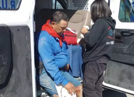 Afortunadamente, las lesiones no fueron de gravedad, por lo que no fue necesario su traslado a un hospital y permaneció en el lugar tras ser valorado.