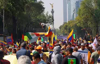 Al menos una centena de inconformes se congregaron en el Ángel de la Independencia para marchar por la autodeterminación de pueblos en América Latina