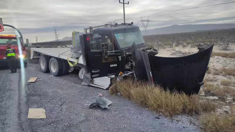 El camión salió de la carpeta asfáltica y terminó a un costado de la vía federal.