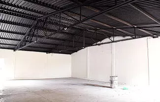 La Alcaldesa mencionó que la rehabilitación del gimnasio ha enfrentado retrasos debido a la instalación de ventanas y puertas