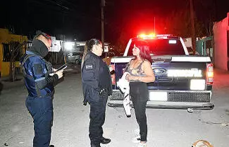 La mujer recibió al menos dos golpes en la espalda con la cadena, lo que provocó gritos y un fuerte escándalo