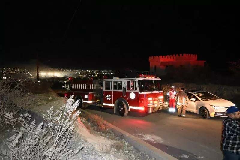 Al lugar arribaron dos unidades de Bomberos, cuyos elementos trabajaron durante varios minutos para combatir las llamas