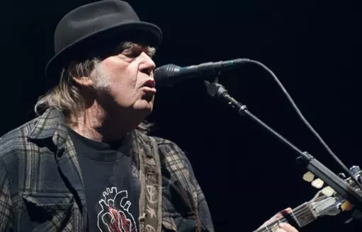 A pesar de no haber nacido en ese país, Young no ha tenido reparos en expresar sus opiniones políticas cuando las circunstancias lo ameritan