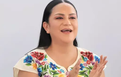 Asimismo, subrayó que la beca “Rita Cetina” se ha convertido en un apoyo universal para estudiantes de secundaria.