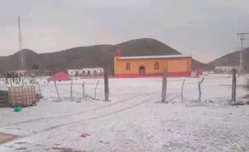 A través de las redes sociales, sus habitantes compartieron fotografías y videos en los que se puede observar una delgada capa de nieve cubriendo la