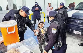 Ante el frente frío llevan alimento caliente a los familiares de las personas hospitalizadas