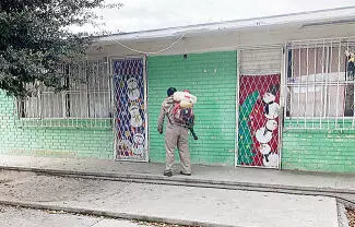 A través de la Dirección de Salud Municipal, la alcaldesa Sari Pérez, realiza fumigaciones preventivas para proteger la salud de las y los alumnos