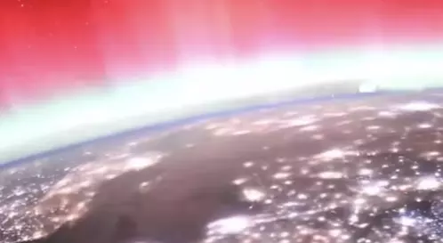 El video de una aurora boreal desde la EEI revela cómo la atmósfera protege y envuelve al planeta.