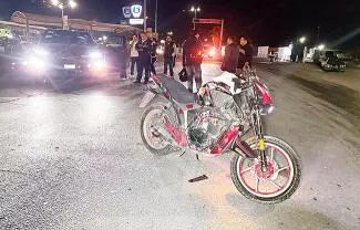 Un joven motociclista terminó tendido sobre la carpeta asfáltica, tras verse involucrado en un accidente vial.