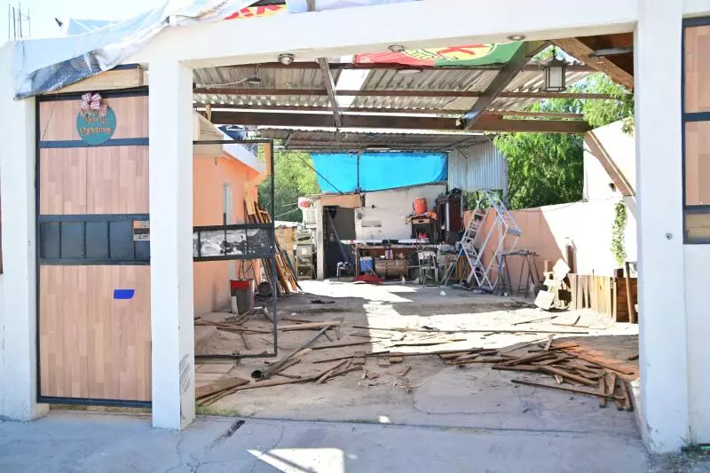 El individuo embistió una camioneta, un automóvil, una limosina y una Ford Lobo, causando destrozos considerables.