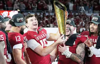 Pese a jugar en Miami, los Hoosiers derrotaron 27-21 a los Huracanes