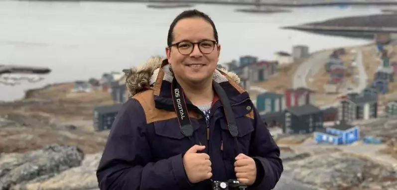  El mexicano Javier Arnaut llegó a Groenlandia para estudiar los efectos económicos del cambio climático en esa gigantesca isla de hielo, quedó fascinado porque fue como llegar a la Luna: un paisaje totalmente blanco, sin un solo árbol. “Me sentí como si estuviera, no sé, tal vez en el cielo”.