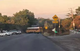 Los bloqueos carreteros se reportan en los poblados de Chandio y El Recreo, en Apatzingán; así como en Cenobio Moreno, en Buenavista Tomatlán