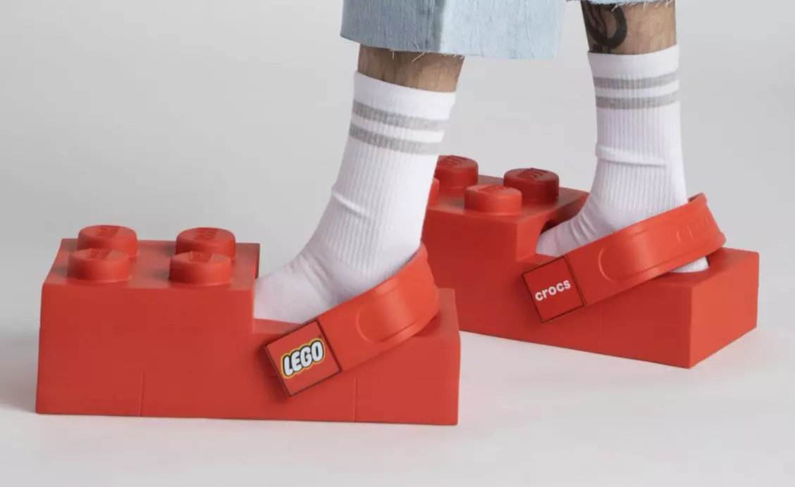 LEGO ha presentado oficialmente el primer producto de LEGO y Crocs, un par de zapatos de color rojo brillante 