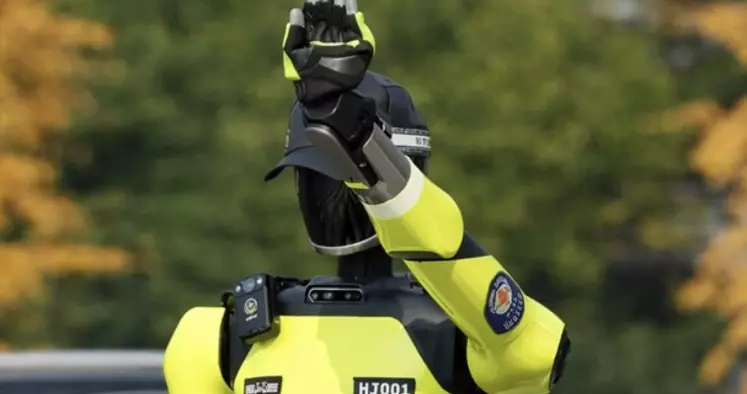 Robots humanoides con IA, cámaras y sensores ya regulan cruces reales en varias ciudades chinas