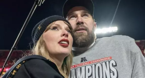 La pareja habría decidido posponer su boda pese a su sólido compromiso.