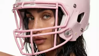 En México, varias figuras del espectáculo compartieron en sus redes sociales sesiones de fotos generadas con IA, recreando el estilo de Rhode como si fueran modelos profesionales.